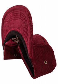 Gorra de pana en burdeos, con un ala ancha y curva y un forro interior negro. Incluye ojales de metal y tiene una textura suave.