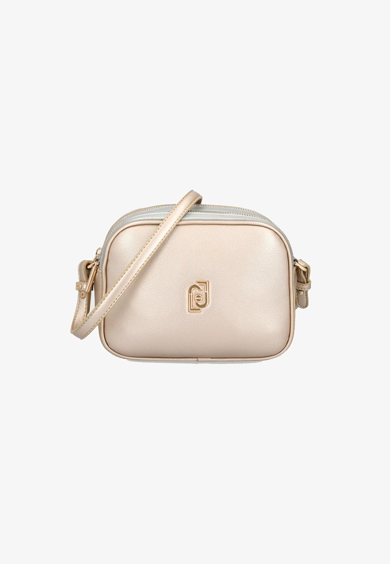 Béžová syntetická kožená crossbody taška se zipovým uzávěrem, nastavitelným popruhem a zlatým logem na přední straně.