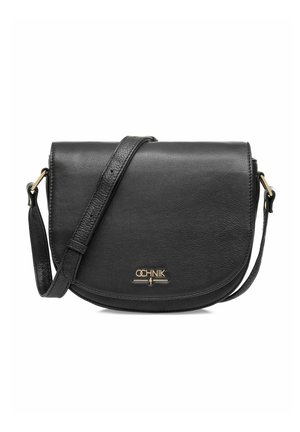 Czarna skórzana torba na ramię z zakrzywioną klapą, złotym logo i regulowanym paskiem. Gładka faktura i minimalistyczny design.