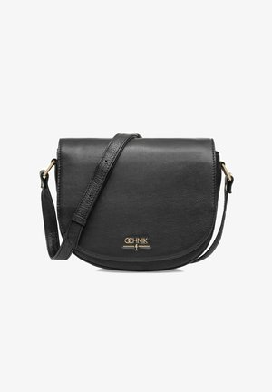 Czarna skórzana torba na ramię z zakrzywioną klapą, złotym logo i regulowanym paskiem. Gładka faktura i minimalistyczny design.