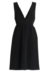 Černé šaty s hlubokým výstřihem do V, bez rukávů a s nařaseným pasem. Vyrobené z hladkého materiálu, mají zip na zadní straně.