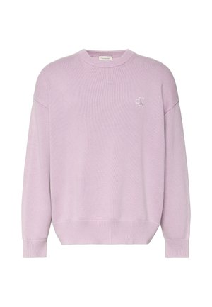 Hellvioletter Pullover aus geripptem Strickmaterial, mit Rundhalsausschnitt, überschnittenen Schultern und einem kleinen aufgestickten Logo auf der Brust.