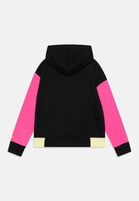 Felpa con cappuccio con corpo nero, maniche rosa e dettaglio giallo sull'orlo. Realizzata in misto cotone, presenta una vestibilità comoda e polsini a coste.