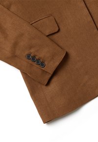 Manica di un blazer in lino marrone con rever a doppio petto e quattro bottoni neri sul polsino, con una texture liscia e un design su misura.