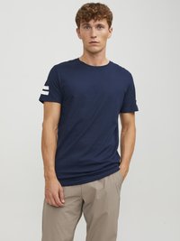 Jack & Jones - JCOBORO TEE CREW NECK - Trükipildiga T-särk - navy blazer Väikepilt 1