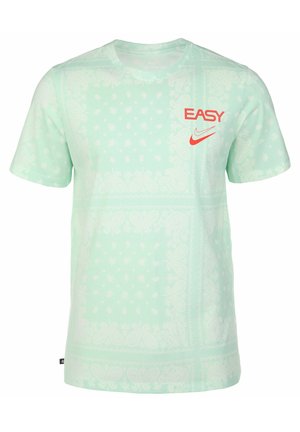 T-shirt à manches courtes vert clair avec un motif paisley léger et le texte rouge "EASY" au-dessus du logo Nike rouge sur la poitrine gauche.