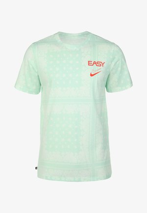 Lichtgroen T-shirt met korte mouwen, met een subtiel paisley-patroon en rode tekst "EASY" boven een rode Nike-swoosh op de linkerborst.