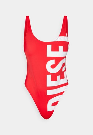 Rdeča enodelna kopalke z visokim izrezom, debelimi naramnicami in velikim belim napisom "DIESEL" spredaj. Gladka, elastična tkanina.