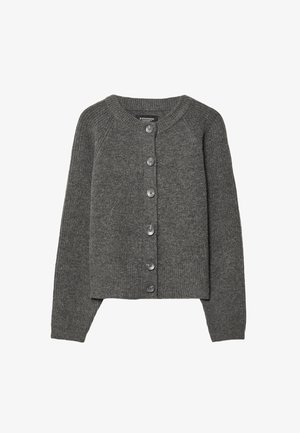 Grauer gestrickter Cardigan mit rundem Halsausschnitt, sieben dunklen Knöpfen vorne und gerippten Bündchen und Saum. Weiche Textur und leichtes Design.