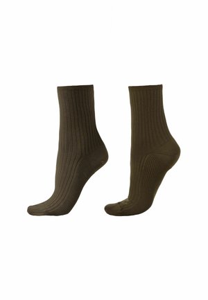 Coppia di calzini a coste color verde oliva, di media lunghezza fino al polpaccio, mostrati da angolazioni laterali su sfondo bianco.