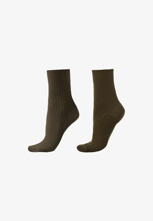 Par de calcetines hasta la mitad de la pantorrilla, con canalé, de color verde oliva, mostrados desde ángulos laterales sobre un fondo blanco.