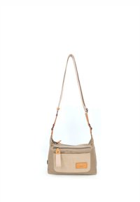 Bolso de hombro de lona beige con cremallera en la parte superior y bolsillo frontal, con detalles en cuero marrón y una correa ajustable. Superficie texturizada.
