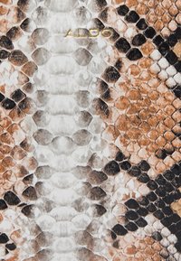 Sac à main Aldo avec un motif python synthétique texturé dans des nuances de marron, noir et blanc, avec un accent logo doré.