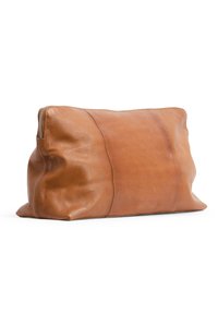 Barna bőrből készült, sima textúrájú, téglalap alakú clutch táska, finom varrással. Fém cipzárral záródik.
