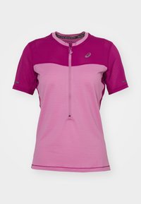 Maillot de ciclismo de manga corta en tejido de malla rosa y fucsia, que cuenta con un cuello con cremallera y un diseño texturizado, con un detalle de marca en el pecho.