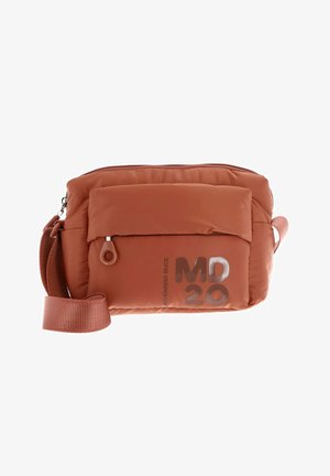 Sac bandoulière en nylon couleur terre cuite douce avec un design matelassé. Comprend une fermeture éclair, une poche avant et des lettres embossées "MD 20".