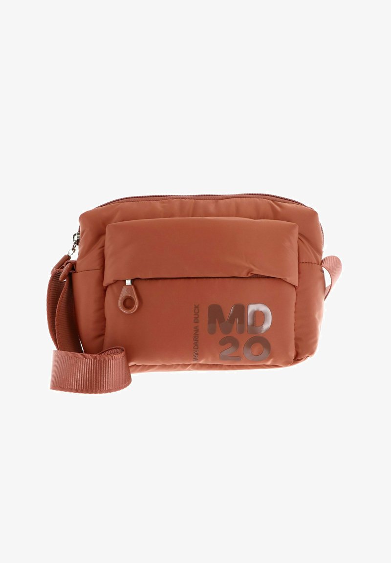 Sac bandoulière en nylon couleur terre cuite douce avec un design matelassé. Comprend une fermeture éclair, une poche avant et des lettres embossées "MD 20".