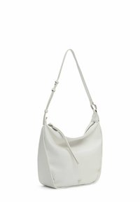 Borsa a spalla in pelle bianca con una superficie liscia, forma curvata e una sola tracolla regolabile. Presenta una chiusura con zip e dettagli minimi.