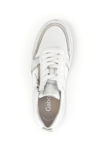 Weiße Sneaker mit silbernen Akzenten, strukturiertem Leder, runder Zehenpartie, Schnürung vorne, seitlichem Reißverschluss und weichem Innenfutter. Markenlogo innen sichtbar.