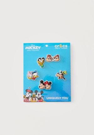 Disney Mickey und Freunde Crocs Jibbitz Anhänger mit den Gesichtern von Mickey, Minnie, Donald, Daisy, Goofy, Pluto sowie Chip und Dale auf blauer Karte.