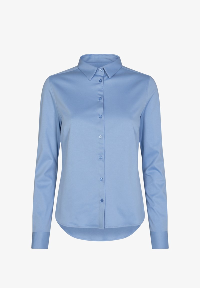 Chemise bleu clair à manches longues avec boutons, col pointu et ourlet arrondi, présentée sur un fond blanc uni.