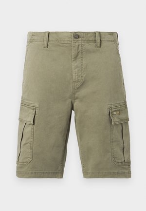 Short cargo vert olive pour homme avec bouton devant, poches latérales à rabat, passants de ceinture et coutures visibles sur fond uni.