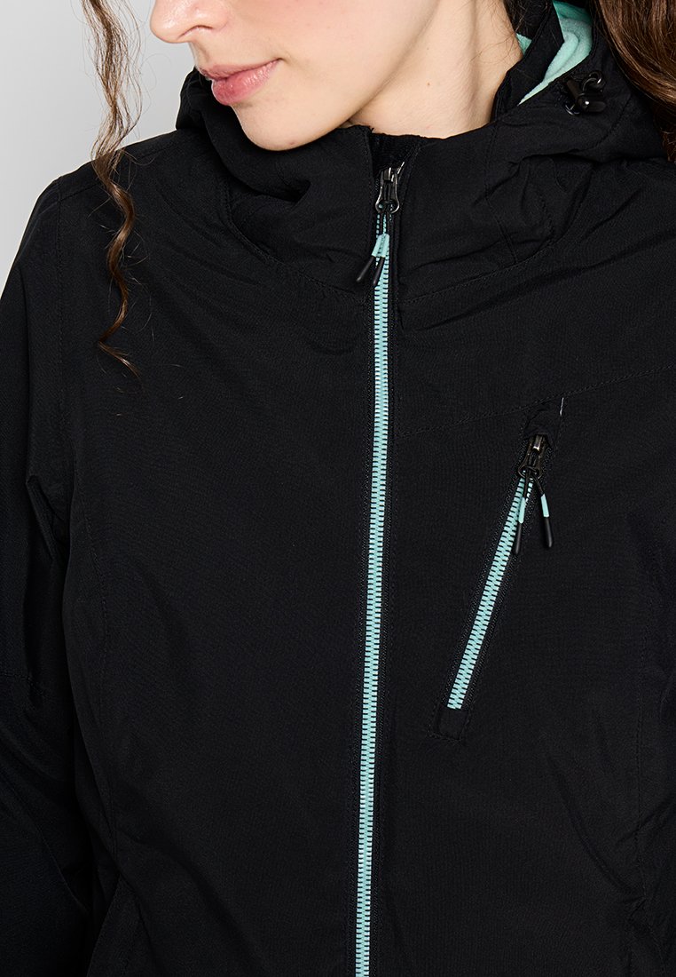 Veste noire avec capuche, dotée d'une fermeture éclair à l'avant et d'accents de fermeture éclair en bleu clair contrasté. Tissu texturé avec poches latérales.