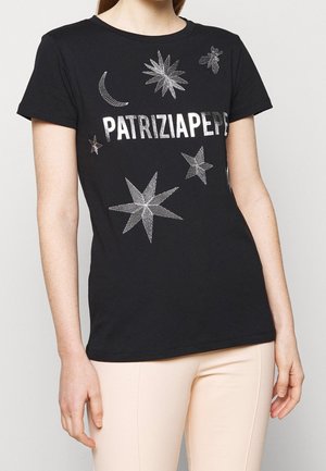 Czarna koszula z krótkim rękawem z srebrnymi gwiazdami, półksiężycem i napisem "PATRIZIAPEPE", noszona przez osobę w jasnobeżowych spodniach.