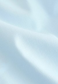 Világoskék, sima tapintású anyag, amely enyhe fénylő hatást mutat, finom szőtt mintázattal, látható díszítmények nélkül.