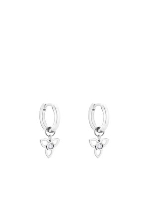 Boucles d'oreilles créoles en argent avec des breloques florales ajourées à trois pétales suspendues, chacune ornée en son centre d'une petite pierre claire ronde.