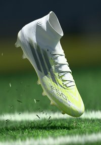 Sélectionné, footwear white/iron metallic/hi res yellow