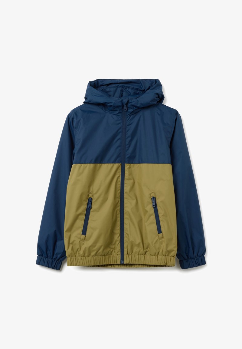 Chaqueta con bloques de color que presenta una parte superior en azul marino y una sección inferior en verde olivo. Incluye capucha, cremallera frontal y dos bolsillos laterales.