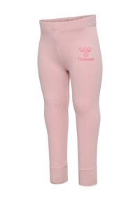 Leggings rose clair en tissu extensible, dotés d'une taille haute et d'un petit logo rose sur la jambe gauche. Texture lisse.