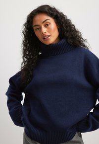 NA-KD ROLLKRAGEN AUS - Maglione - navy