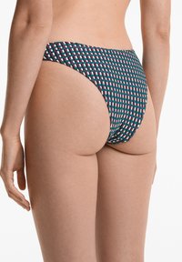 Visokotakšni bikini spodnji del z geometrijskim vzorcem v teal, burgundski in beli barvi. Narejen iz raztegljive tkanine z gladko teksturo.