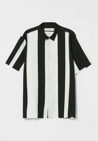 Camicia a maniche corte con bottoni caratterizzata da strisce verticali alternate bianche e nere, realizzata in tessuto leggero e dotata di colletto standard.