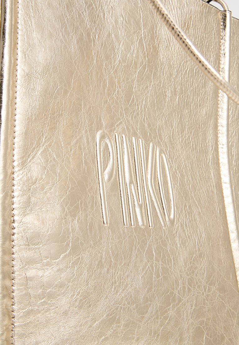 Metallic gold Handtasche mit strukturiertem Lederfinish und geprägtem Logo. Strukturiert, mit dünnen Trägern und sichtbaren Nähakzenten.