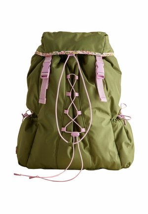 Olivegrüner, weicher Stoff-Rucksack mit rosa Trägern und floralem Besatz, ausgestattet mit Kordelzugverschluss und seitlichen Taschen mit verstellbaren Bändern.
