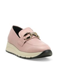 Scarpa slip-on in pelle rosa con suola a zeppa, caratterizzata da un accento in catena dorata sulla fascia e una suola in gomma nera a contrasto.
