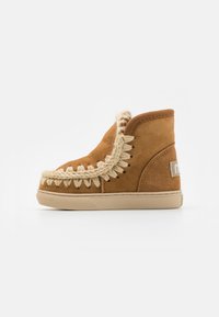 Bottines en daim marron avec un détail en corde tress�ée le long du bord, dotées d'une semelle en caoutchouc beige et d'un petit logo à l'arrière.