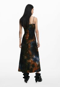 Abito senza maniche nero e multicolore con un motivo floreale testurizzato, lunghezza al ginocchio, caratterizzato da una silhouette dritta e uno spacco posteriore.