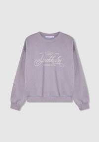 Fioletowa bluza z miękkiego materiału, z okrągłym dekoltem, długimi rękawami oraz białym nadrukiem, który zawiera napis "Stockholm Leisure Club."