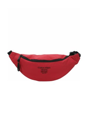 Fanny pack rouge en tissu durable, avec un compartiment principal zippé, une sangle réglable et un logo noir imprimé sur le devant.