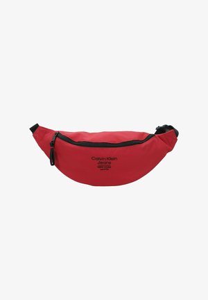 Fanny pack rouge en tissu durable, avec un compartiment principal zippé, une sangle réglable et un logo noir imprimé sur le devant.