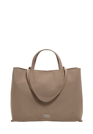 Bolso tote beige hecho de material sintético suave; cuenta con dos asas robustas y un logo sutil en la parte inferior. Diseño minimalista.