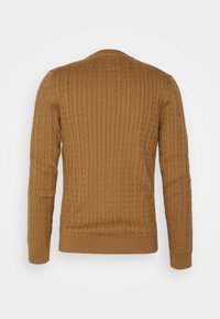 Brauner Kabelstrickpullover mit langen Ärmeln, gerippten Bündchen und Rundhalsausschnitt. Strukturiertes Muster im gesamten Stoff.