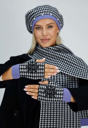 Beret, écharpe et gants sans doigts en motif pied-de-poule noir et blanc, avec des accents violets et des détails brodés en flocons de neige noirs.