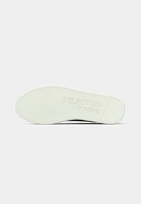 Sole em borracha branca de um sapato com superfície texturizada e "SELECTED / HOMME" em relevo na parte inferior, tamanho 45 indicado perto do calcanhar.