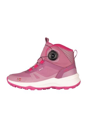 Pinkfarbener, hoher Kinderwanderstiefel mit verstellbarem Drehverschluss, weißer Zwischensohle, Norwegischer Flaggenemblem und "TrollKids"-Markierung an der Ferse.