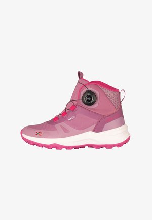 Pinkfarbener, hoher Kinderwanderstiefel mit verstellbarem Drehverschluss, weißer Zwischensohle, Norwegischer Flaggenemblem und "TrollKids"-Markierung an der Ferse.